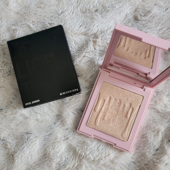 Sunday Brunch Pressed Powder Highlighter - Kylie Cosmetics - Picture 1 of 13